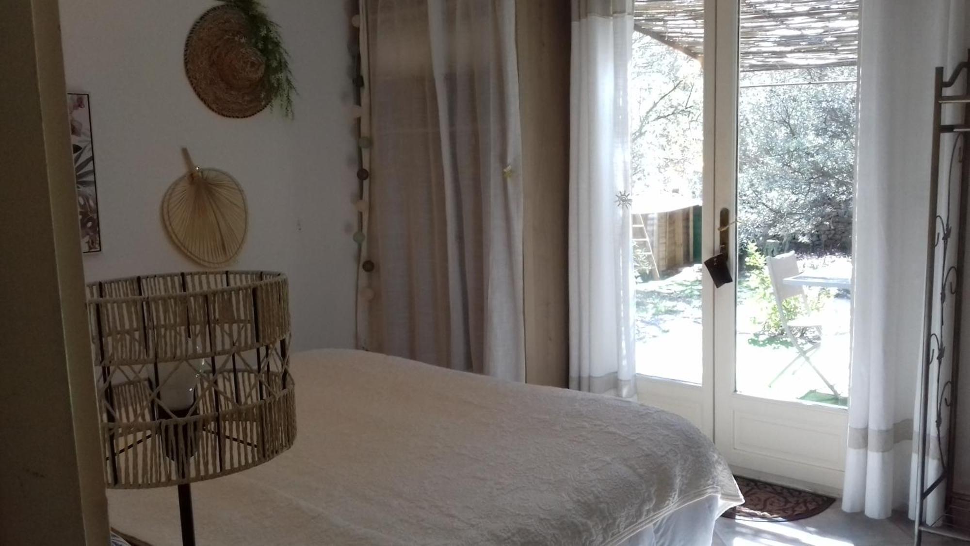 Les Chardons Bleus Bed & Breakfast Lorgues Exterior photo